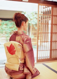 和装女性と和室の写真